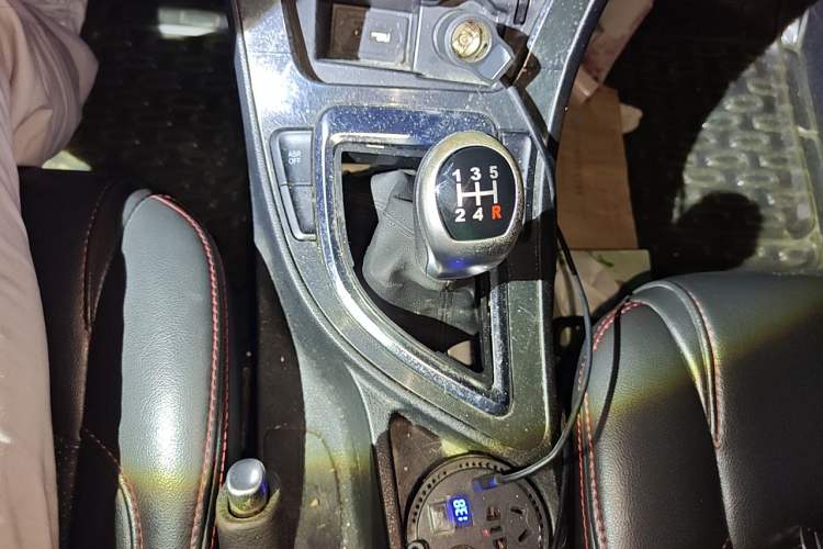 Used Brilliance V5 2014 1.6L Manual Comfort Model Gear Lever