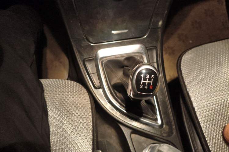 Used Brilliance V5 2014 1.5T Manual Two-Wheel Drive Sport Model Gear Lever