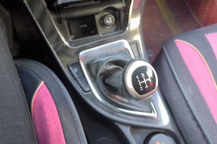 Used Brilliance V5 2014 1.6L Manual Comfort Model Gear Lever
