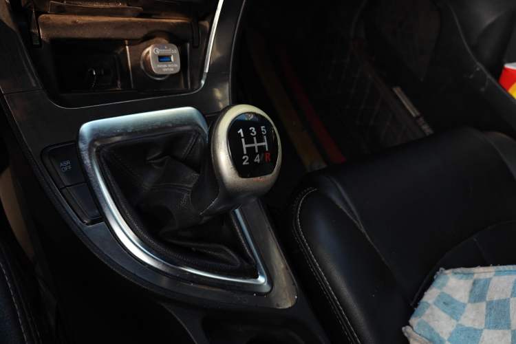 Used Brilliance V5 2014 1.6L Manual Comfort Model Gear Lever