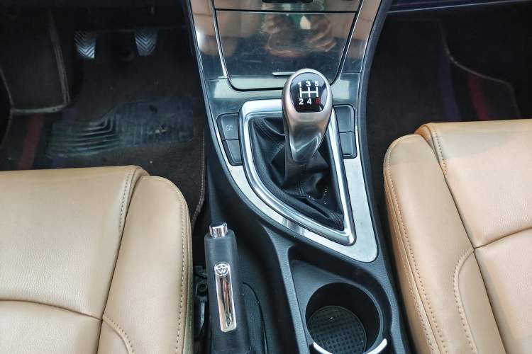 Used Brilliance V5 2014 1.5T Manual Two-Wheel Drive Luxury Model Gear Lever
