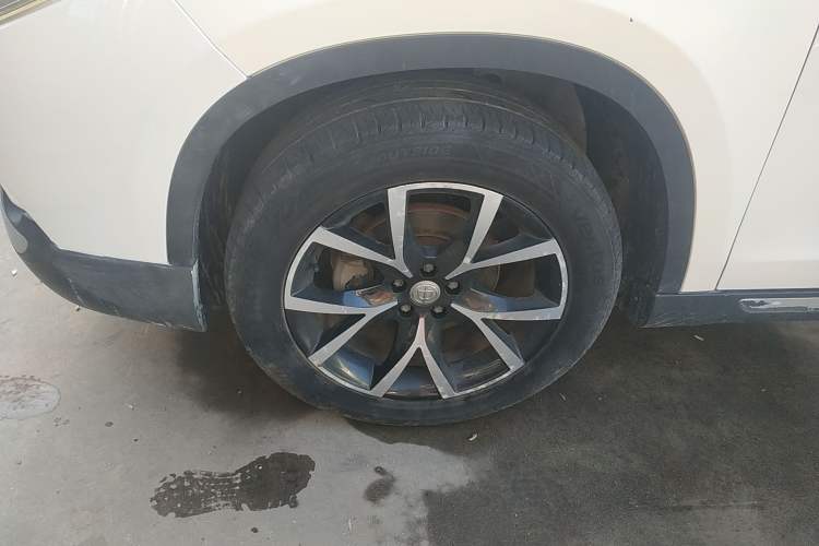 Used Brilliance V5 2014 1.6L Automatic Luxury Model Left Front Wheel Hub