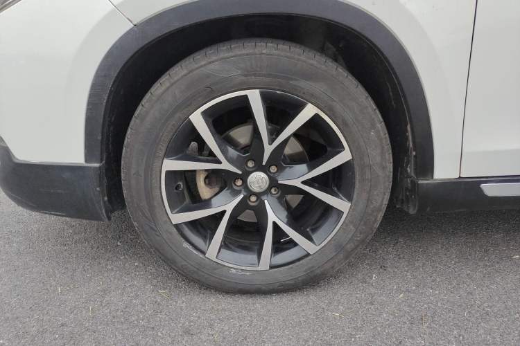 Used Brilliance V5 2014 1.5T Manual Two-Wheel Drive Luxury Model Left Front Wheel Hub