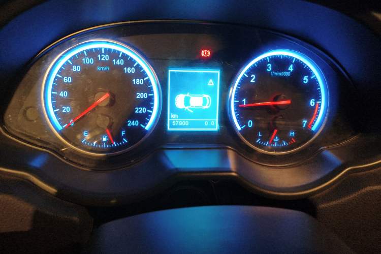 Used Brilliance V5 2014 1.5T Manual Two-Wheel Drive Sport Model Odometer Close Up