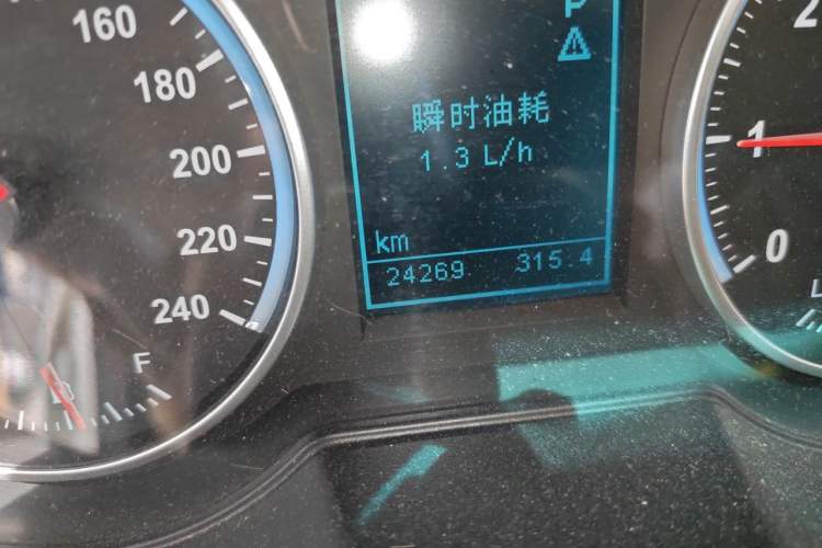 Used Brilliance V5 2014 1.5T Automatic Two-Wheel Drive Sport Model Odometer Close Up