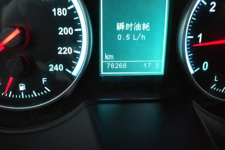Used Brilliance V5 2014 1.5T Manual Two-Wheel Drive Luxury Model Odometer Close Up