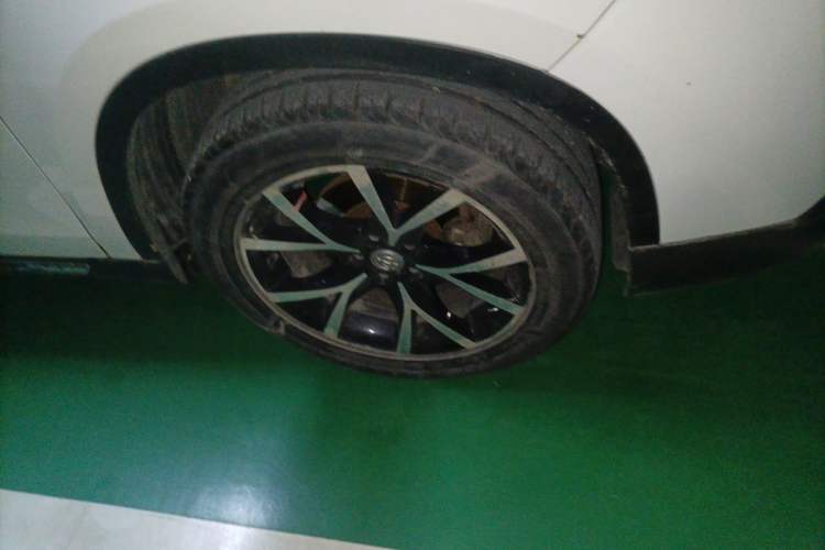 Used Brilliance V5 2014 1.6L Manual Luxury Model Right Front Wheel Hub
