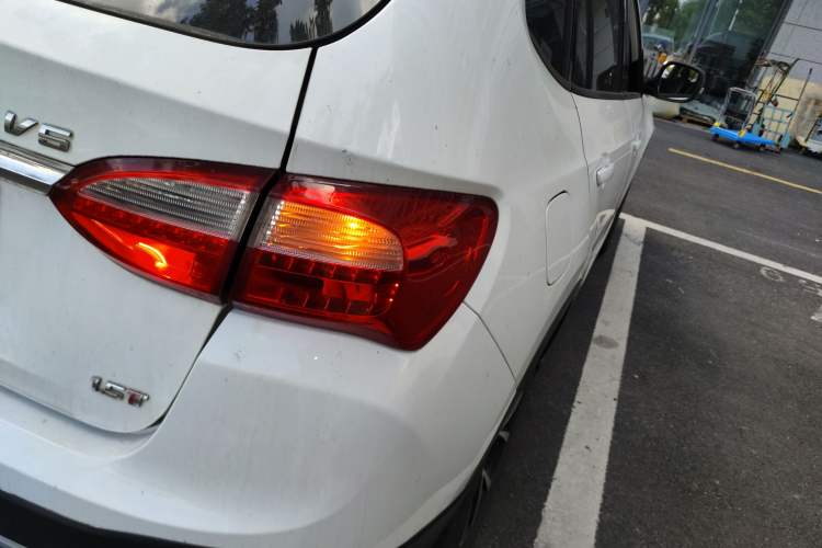 Used Brilliance V5 2014 1.5T Automatic Two-Wheel Drive Sport Model Right Rear Taillight