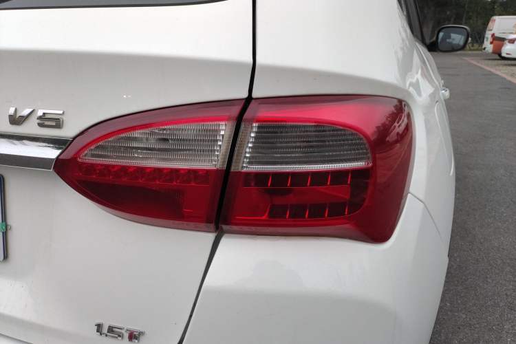 Used Brilliance V5 2014 1.5T Manual Two-Wheel Drive Luxury Model Right Rear Taillight