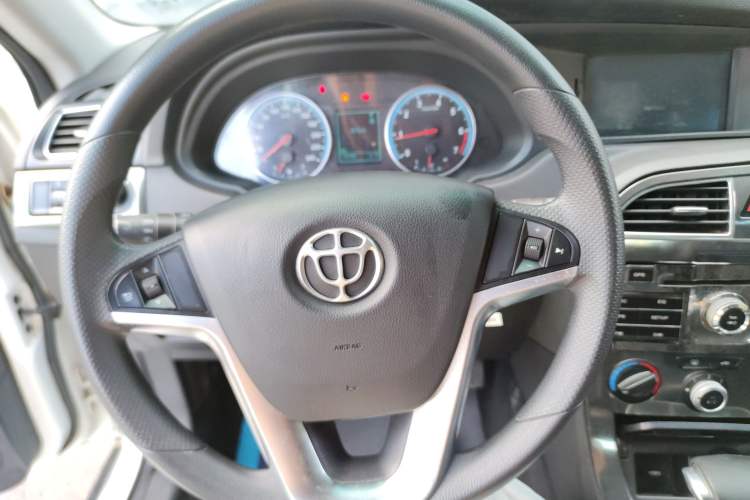 Used Brilliance V5 2014 1.5T Automatic Two-Wheel Drive Sport Model Steering Wheel