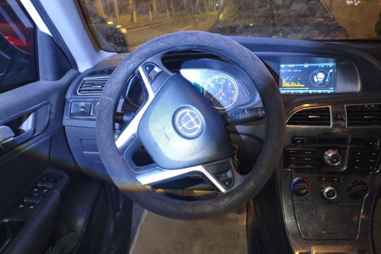 Used Brilliance V5 2014 1.5T Manual Two-Wheel Drive Sport Model Steering Wheel
