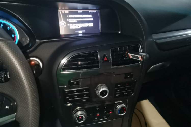 Used Brilliance V5 2016 1.5T Automatic Two-Wheel Drive Smart Version Audio And AC Panel