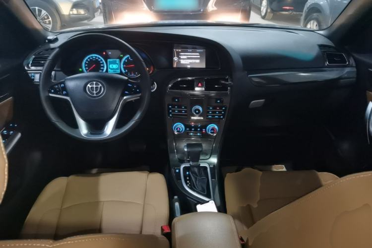 Used Brilliance V5 2016 1.5T Automatic Two-Wheel Drive Smart Version Center Console