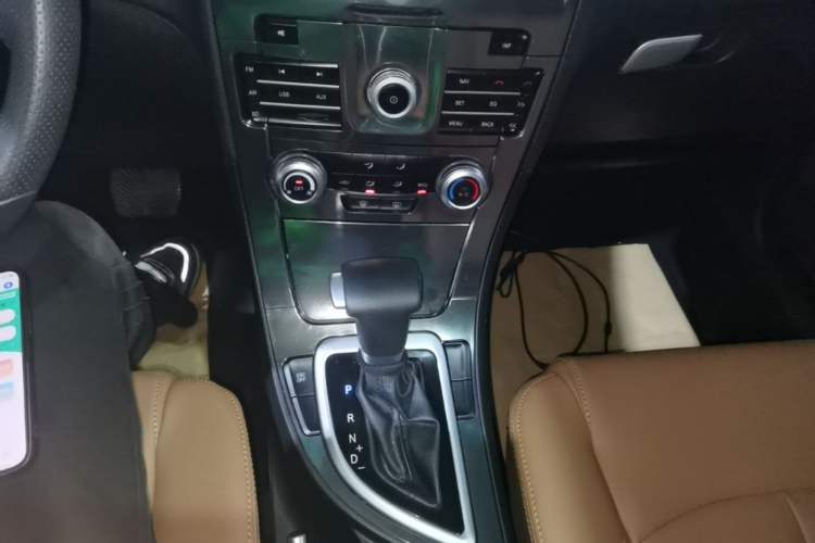 Used Brilliance V5 2016 1.5T Automatic Two-Wheel Drive Smart Version Gear Lever