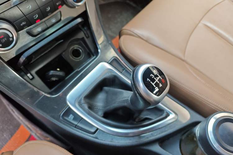 Used Brilliance V5 2016 1.5T Manual Two-Wheel Drive Smart Version Gear Lever