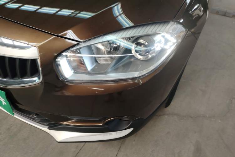 Used Brilliance V5 2016 1.5T Automatic Two-Wheel Drive Smart Version Left Front Headlight