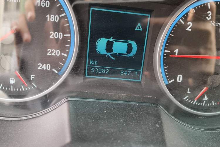 Used Brilliance V5 2016 1.5T Manual Two-Wheel Drive Smart Version Odometer Close Up