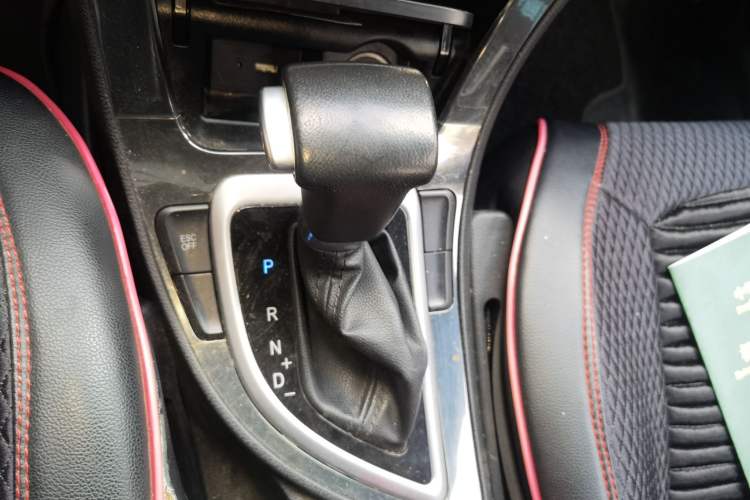 Used Brilliance V5 2016 1.5T Automatic Two-Wheel Drive Smart Version Gear Lever