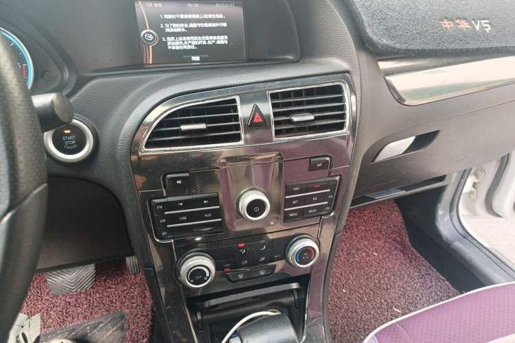 Used Brilliance V5 2016 1.5T Automatic Two-Wheel Drive Smart Version Audio And AC Panel