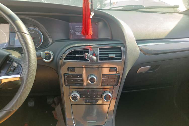 Used Brilliance V5 2016 1.5T Manual Two-Wheel Drive Smart Version Audio And AC Panel