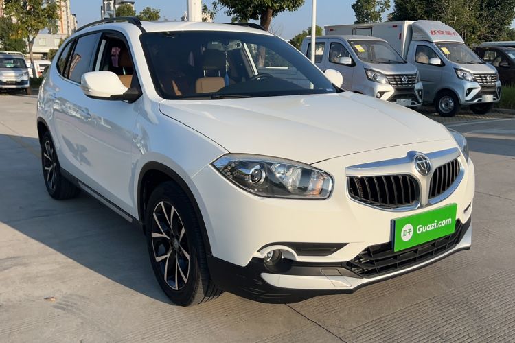 Used Brilliance V5 2016 1.5T Automatic Two-Wheel Drive Smart Version Front Right 45 Deg
