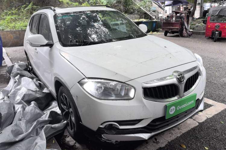 Used Brilliance V5 2016 1.5T Automatic Two-Wheel Drive Smart Version Front Right 45 Deg