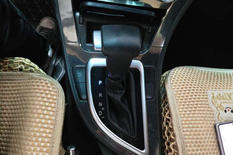 Used Brilliance V5 2016 1.5T Automatic Two-Wheel Drive Smart Version Gear Lever