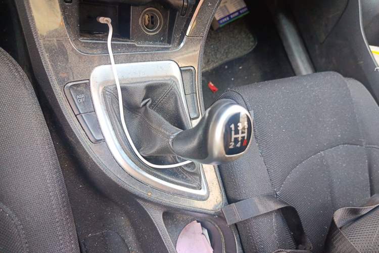 Used Brilliance V5 2016 1.5T Manual Two-Wheel Drive Sport Model Gear Lever