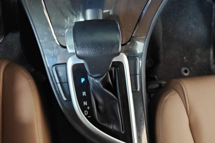 Used Brilliance V5 2016 1.5T Automatic Two-Wheel Drive Smart Version Gear Lever