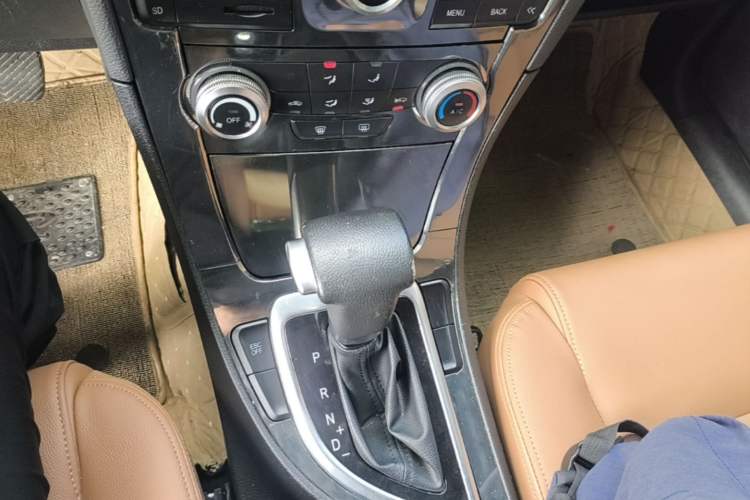 Used Brilliance V5 2016 1.5T Automatic Two-Wheel Drive Smart Version Gear Lever