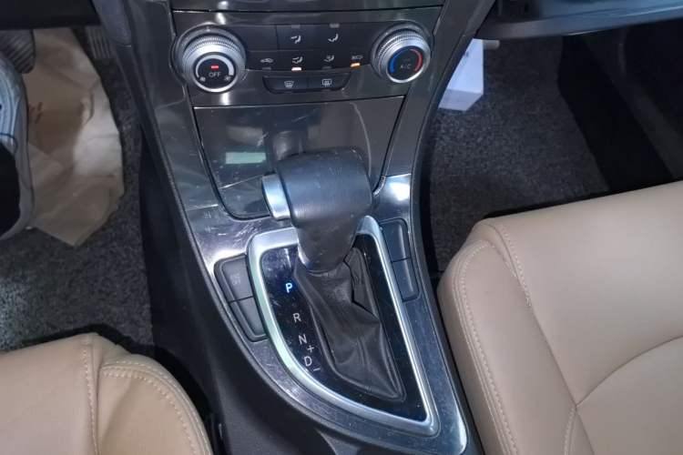 Used Brilliance V5 2016 1.5T Automatic Two-Wheel Drive Smart Version Gear Lever