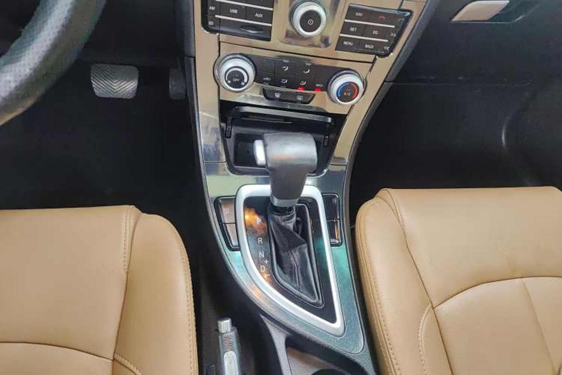 Used Brilliance V5 2016 1.5T Automatic Two-Wheel Drive Smart Version Gear Lever