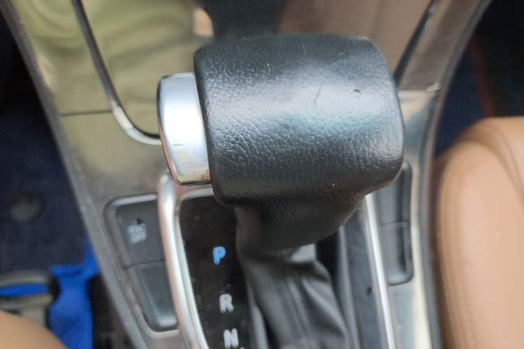 Used Brilliance V5 2016 1.5T Automatic Two-Wheel Drive Smart Version Gear Lever