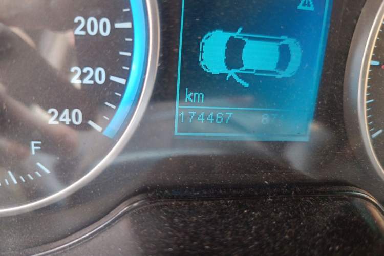 Used Brilliance V5 2016 1.5T Manual Two-Wheel Drive Sport Model Odometer Close Up
