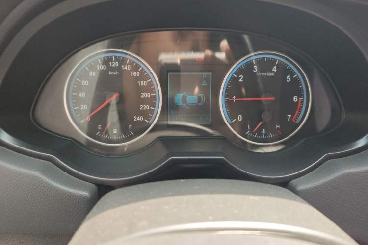 Used Brilliance V5 2016 1.5T Automatic Two-Wheel Drive Sport Model Odometer Close Up