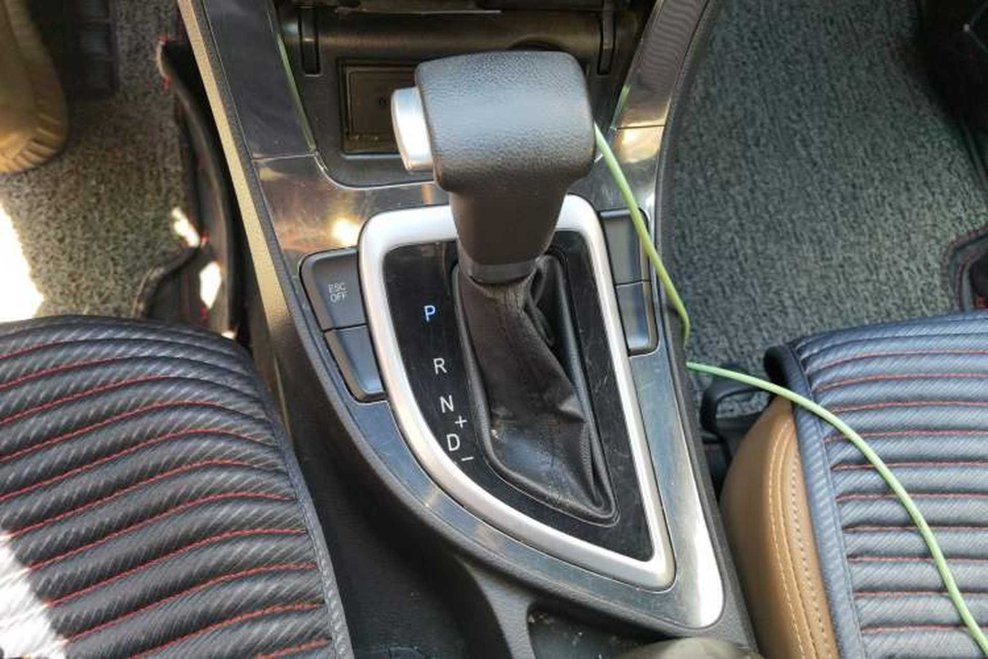 Used Brilliance V5 2016 1.5T Automatic Two-Wheel Drive Smart Version Gear Lever