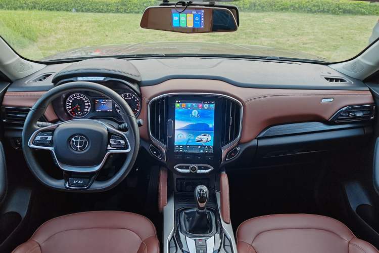 Used Brilliance V6 2018 1.5T Manual Luxury Model Center Console