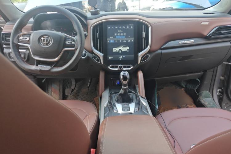 Used Brilliance V6 2018 1.5T Manual Luxury Model Center Console