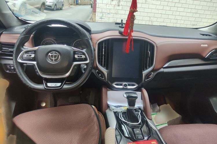Used Brilliance V6 2018 1.5T Automatic Prestige Model Center Console