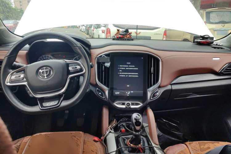 Used Brilliance V6 2018 1.5T Manual Luxury Model Center Console