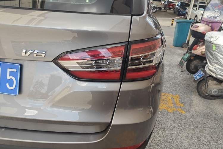 Used Brilliance V6 2018 1.5T Automatic Luxury Model Exterior 6