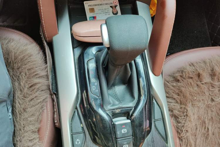 Used Brilliance V6 2018 1.5T Automatic Luxury Model Gear Lever