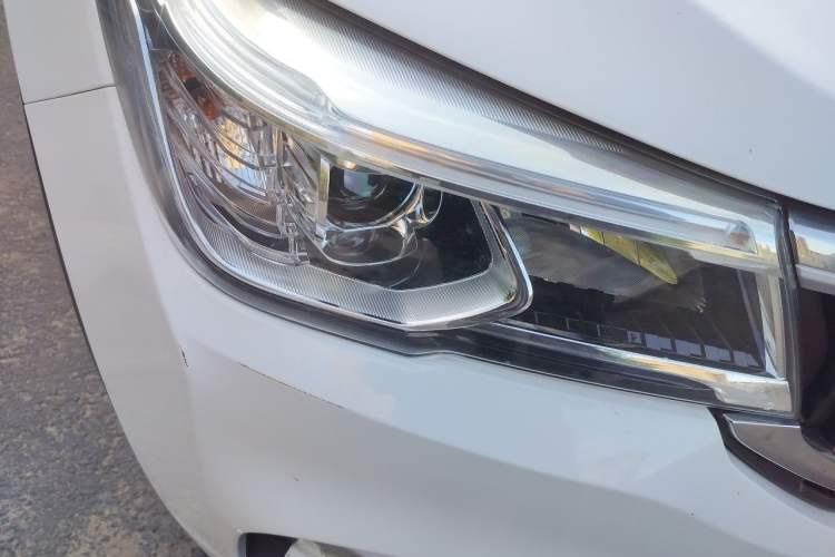 Used Brilliance V6 2018 1.5T Automatic Prestige Model Right Front Headlight