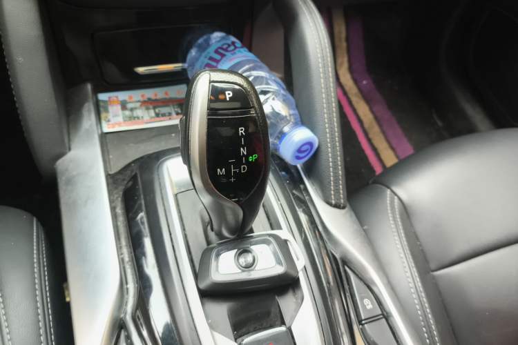 Used Brilliance V7 2018 280T DCT Luxury Model 5 Seats Gear Lever