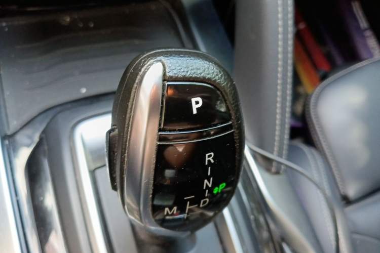 Used Brilliance V7 2018 280T DCT Flagship 7-Seater Gear Lever