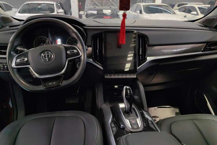 Used Brilliance V7 2018 280T DCT Luxury Model 5 Seats Center Console