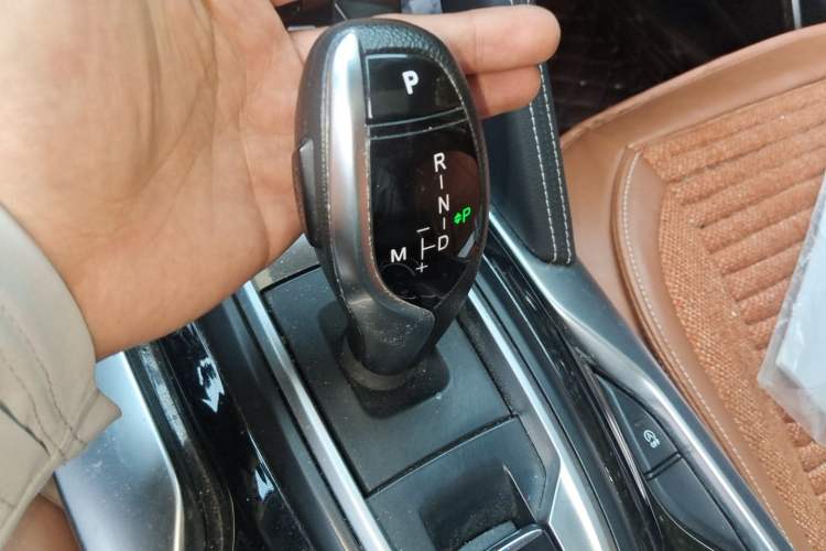 Used Brilliance V7 2018 280T DCT Luxury Model 5 Seats Gear Lever