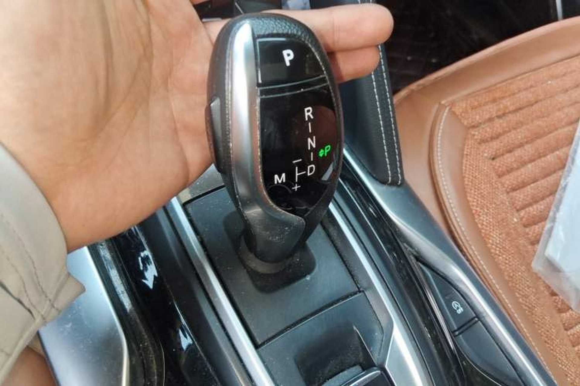 Used Brilliance V7 2018 280T DCT Luxury Model 5 Seats Gear Lever
