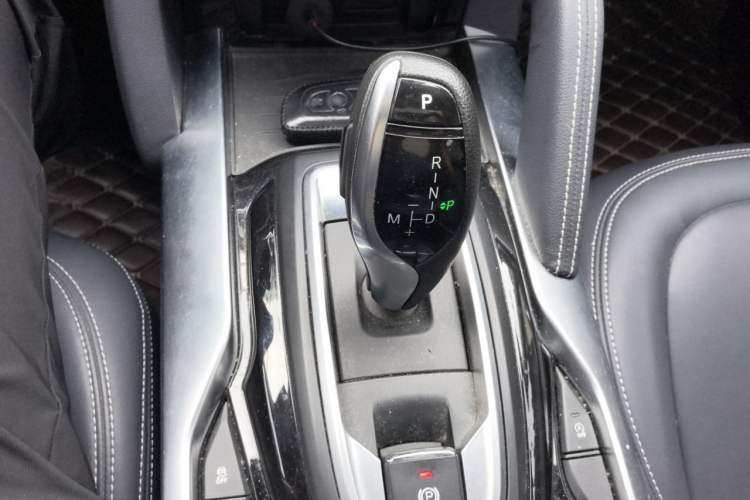 Used Brilliance V7 2018 280T DCT Luxury Model 5 Seats Gear Lever