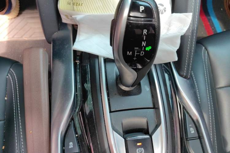 Used Brilliance V7 2018 280T DCT Prestige 5-Seater Gear Lever
